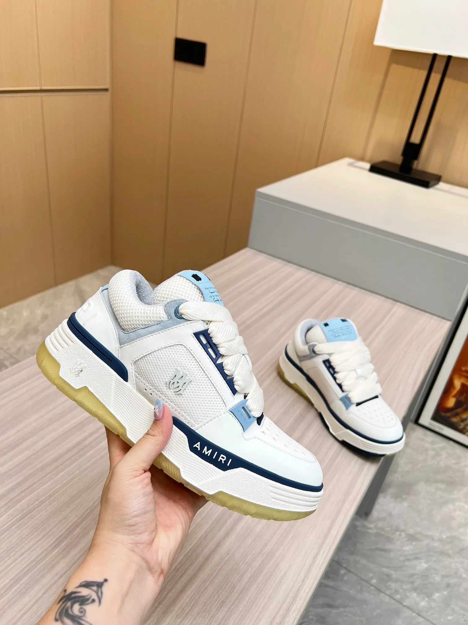 p620💰Men's shoes Amiri Emile's 2023 spring and summer new MA-1 bread shoes, couple models, casual sports shoes, sneakers Amiri gave up the rock punk style in the new season and used a large number of unsaturated colors, Morandi tones, whether you see or wear them, it will make people very happy. The large tongue of the bread shoes continues, shortens the length of the shoe body, thickens the midsole, and the toe part is more rounded. Amiri's brand letters and MA logo appear on the side of the shoe. Fabric: Original customized imported first-layer cowhide + mesh. Lining: Original customized breathable towel lining. Outsole. Foam combination material. Bottom thickness: 4CM. Size: Men's 39-45